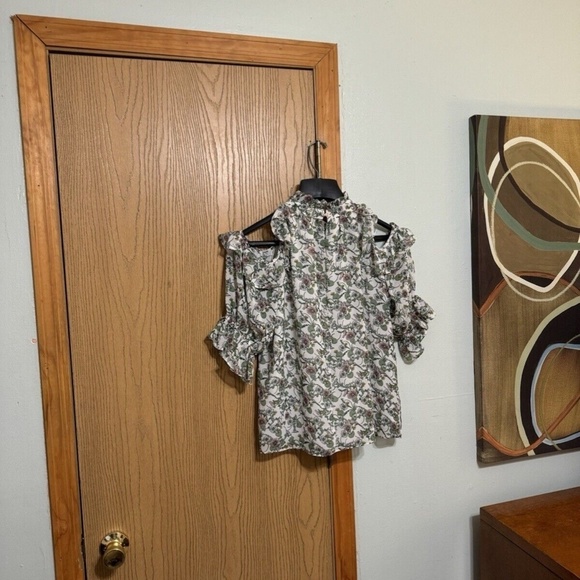 Max Studio NWT Small Multi-Color w/Floral Print & Cold Shoulders Ruffle Blouse - Picture 2 of 5